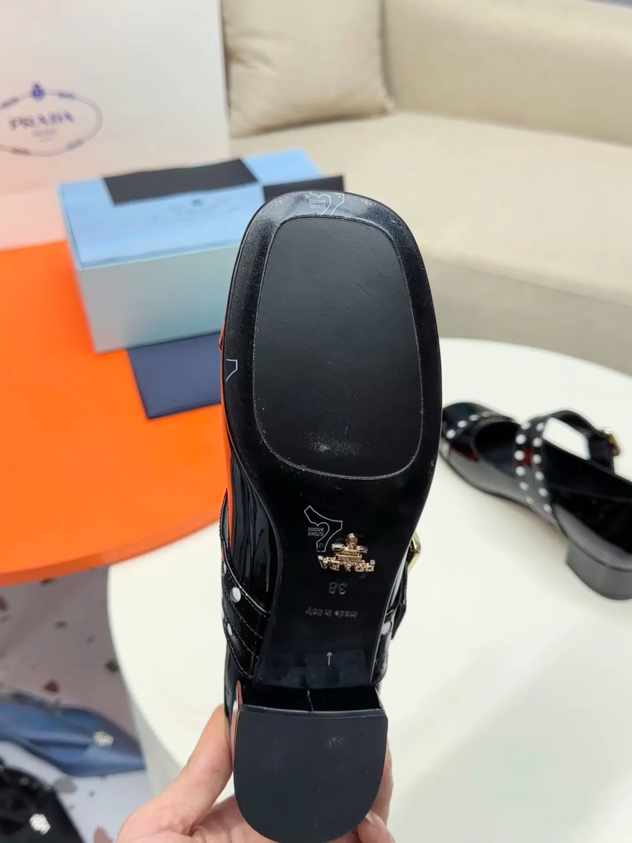 👟👟Ex-factory price 600👟👟🛒…………PRADA 2025 series loafers! At first glance, it looks both classic and versatile! No need to worry about the texture and feel of your feet! 🕳️🕳️🕳️ ____________________✍️ The simple combination is very eye-catching and atmospheric. I sincerely recommend you to buy it! Extremely versatile! Its square toe design is suitable for all kinds of female foot shapes and can be easily controlled. It is comfortable on the foot and does not squeeze the foot. The soul of the whole pair of shoes is the bias-cut design! The craftsmanship of this shoe upper is not easy to make. It seems to be quite simple, but it is much more expensive than making boots and has a high scrapability! ●━━━━━━───── Upper: imported soft cow patent leather ●━━━━━━───── Lining: silk lambskin, fine and firm leather, very soft and breathable ●━━━━━━───── Outsole: Imported Italian genuine leather outsole ➕Forefoot injection molding, high-grade and non-slip ●━━━━━━───── Heel height: 4.5cm ●━━━━━━───── Warm reminder: This shoe is an authentic sole series and you must pay attention to precautions when trying it on. Returns and exchanges are not supported if there are marks on the outsole. You can change the size and style within 15 days. Unconditional returns are not supported. Thank you for your support🙏🙏Happy cooperation.